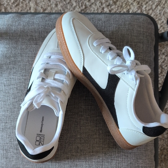 No Boundaries Shoes - No Boundaries White and Black Low-Top Sneakers